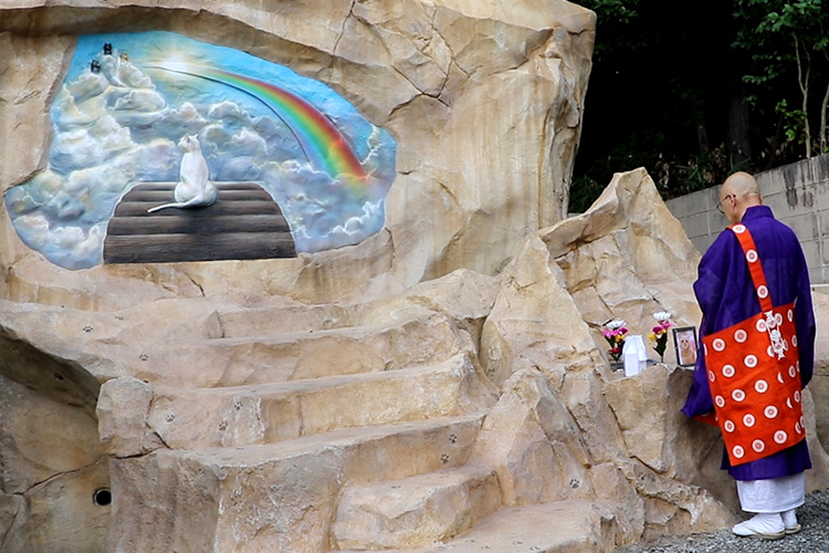 供養塔にて合掌